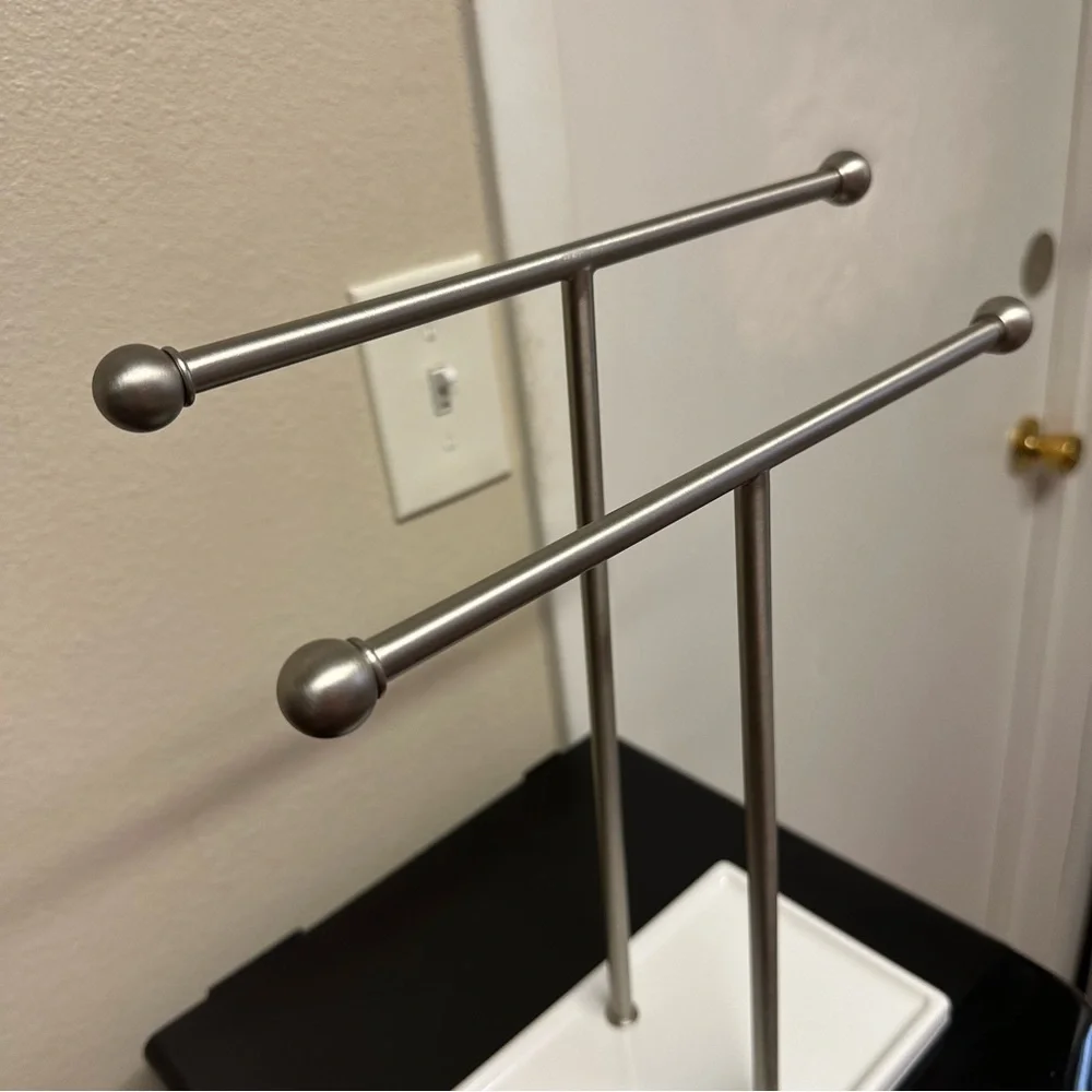 Double-T Hand Towel and Accessories T-Shape Stand